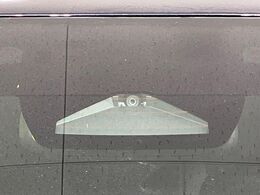 【トヨタセーフティセンス】走行中に前方の車両等を認識し、衝突しそうな時は警報とブレーキで衝突回避と被害軽減をアシスト。より安全にドライブをお楽しみいただけます。