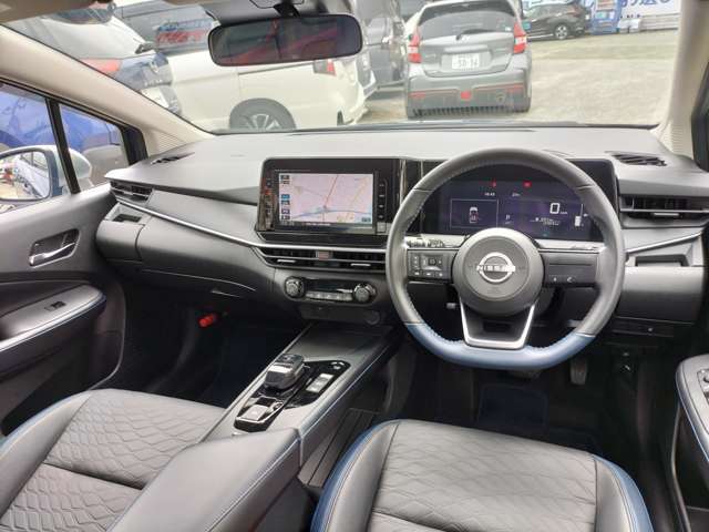 運転席まわりもスタイリッシュですよ。
