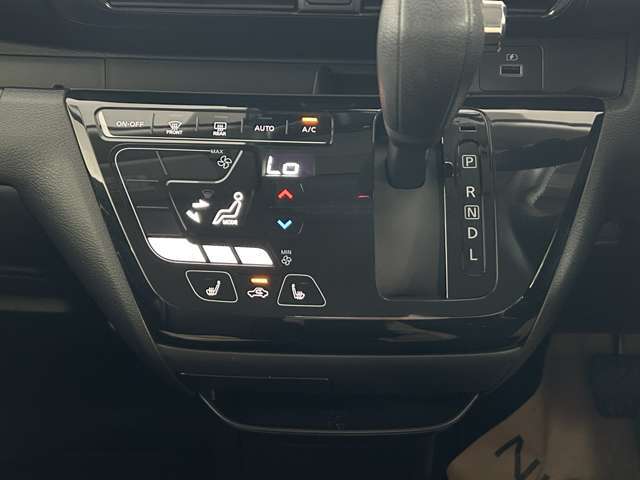 「オートエアコン」車内の温度を感知して、自動で温度調整をしてくれます