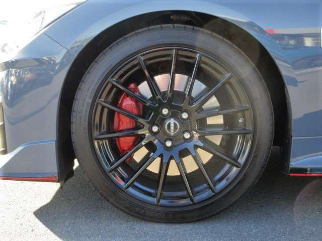 NISMO専用エンケイ製19インチアルミホイール：NISMO専用タイヤ（DUNLOP SP SPORT MAXX GT 600）　 フロント：245/40R19 98W　リヤ：265/35R19 98W