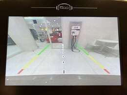 【バックカメラ】運転席から画面上で安全確認ができます。駐車が苦手な方にもオススメな便利機能です。