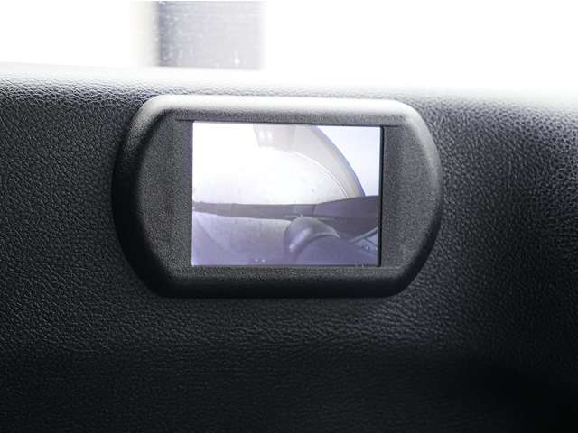 JKラングラーにはサイドモニターが標準装備されています。ラングラーのような大きな車体でも安心して運転していただける支援機能となっております！