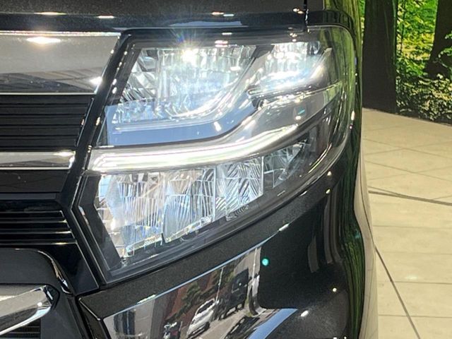 【LEDヘッドライト】悪天候や夜間走行時も良好な視界を確保し安心して運転できる高輝度LEDヘッドライトを装備！点灯速度が早く、消費電力も抑えられています。