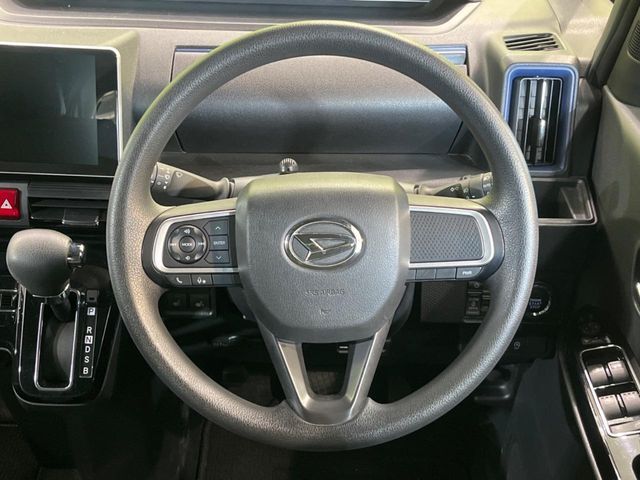 インテリアに合わせたデザインのステアリングは、運転される方のことも考え、運転しやすい形状、大きさです。是非一度、実際に触ってお確かめください。