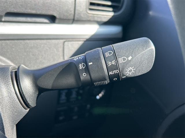 オートライト搭載なので暗くなると自動でライトが付いて便利です！対向車への視認性も向上するので安全面もUPしますね♪