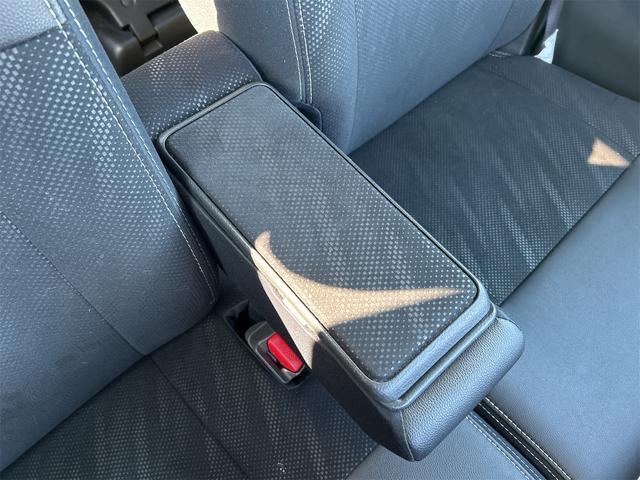 長距離ドライブなどでとっても重宝されるアームレスト付き！ドライバーの負担を軽減してくれます♪