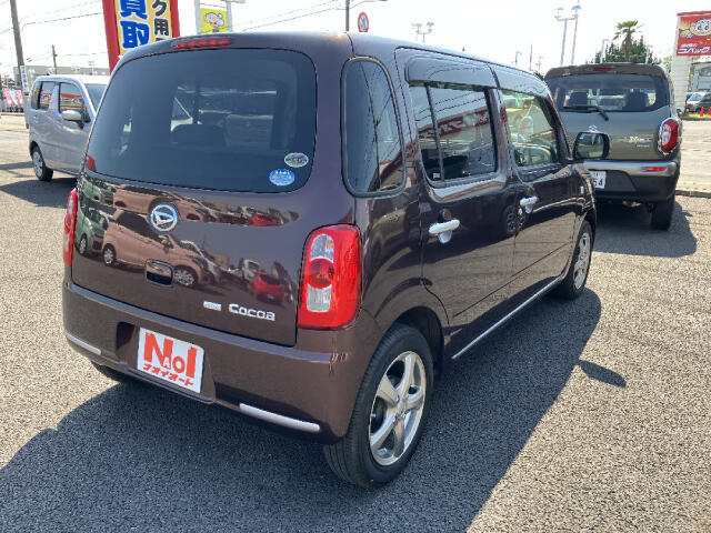 【当店のこだわり】入庫後のお車は選任スタッフによる細部清掃を実施しております。足回り、エンジンルーム、室内、室外を隅々まで綺麗にしております。展示車はピカピカです。全国配送も可能ですのでご相談下さい！