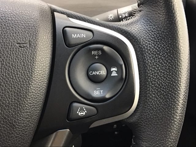 アクセルから足を離しても設定したスピードを保ち走行し、高速道路での疲労軽減に役立つクルーズコントロール付きです！