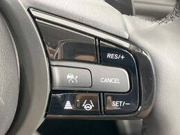 【アダプティブクルーズコントロール】高速道路での長距離走行が楽に！！自動で速度を保つクルーズコントロールが、衝突軽減システムと連携し、前方の車両を感知して車間を保つように速度調節してくれます！！