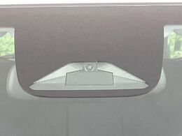 【ホンダセンシング】走行中に前方の車両等を認識し、衝突しそうな時は警報とブレーキで衝突回避と被害軽減をアシスト。より安全にドライブをお楽しみいただけます。