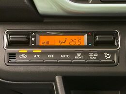 【オートエアコン】一度お好みの温度に設定すれば、車内の温度を検知し風量や温度を自動で調整。暑い…寒い…と何度もスイッチ操作をする必要はありません。快適な車内空間には必須の機能ですね♪