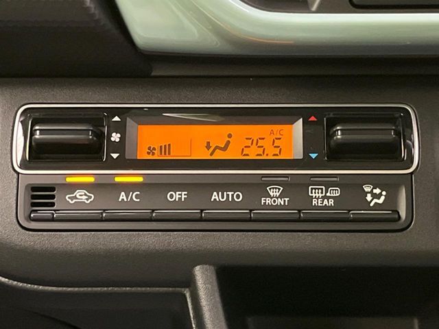 【オートエアコン】一度お好みの温度に設定すれば、車内の温度を検知し風量や温度を自動で調整。暑い…寒い…と何度もスイッチ操作をする必要はありません。快適な車内空間には必須の機能ですね♪