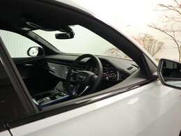 ●隣りの車からウィンドウ越しにバーチャルコクピットが際立っています。大変美しく高級感あふれるインテリアでございます