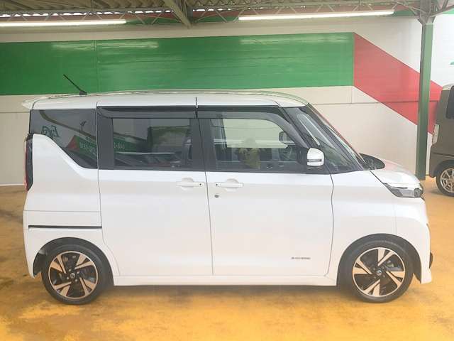エマージェンシーブレーキ搭載車です！衝突危険性が高まったときに、メーター内の接近警報表示が緊急警報表示になり、ブザー音とともに衝突の直前に自動的にブレーキが作動します。
