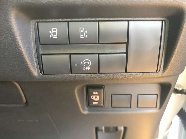 両側自動ドアのスイッチも運転席にあり安全確認をしながらの操作が出来ます。挟み込み防止もあり小さなお子様がいても安心です！