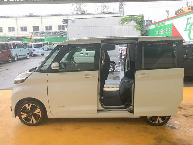 両側パワースライドドア付きで乗り降りもラクチンですね！後付けは不可能な装備ですし、かなり希少ですので探している方はお早めにっ！小さなお子様がいるご家庭にオススメです！