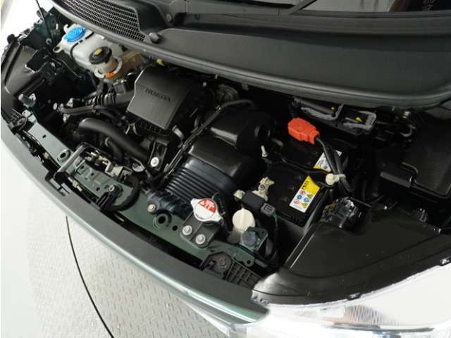 エンジンは車の心臓部分です。このエンジンルームが汚いとトラブルの基になります。当店は専用の液剤を使って徹底的に綺麗にします。