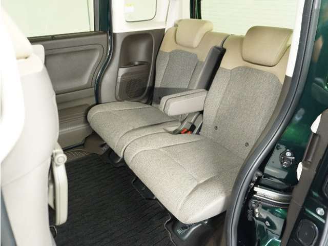 家族やご友人とBBQに行くとき、楽しさは道中の車内から始まっています！このベンチシートに座って、みんなで和気あいあい盛り上がりましょう！