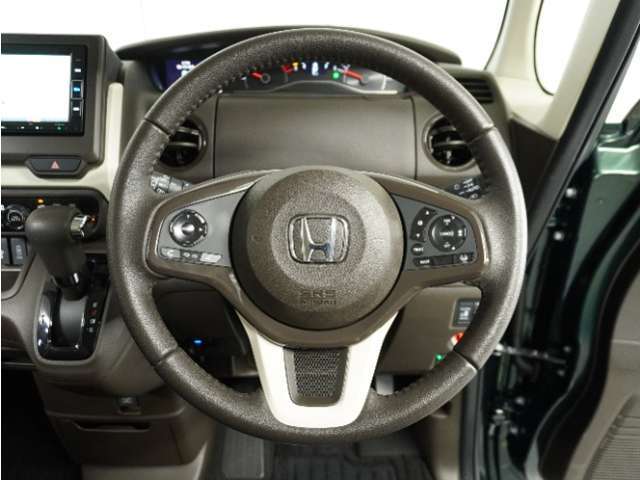 【Honda SENSING】 カメラ等装置で精度の高い検知能力を発揮、安全運転を支援します。ステアリング上のコントローラーに注目！