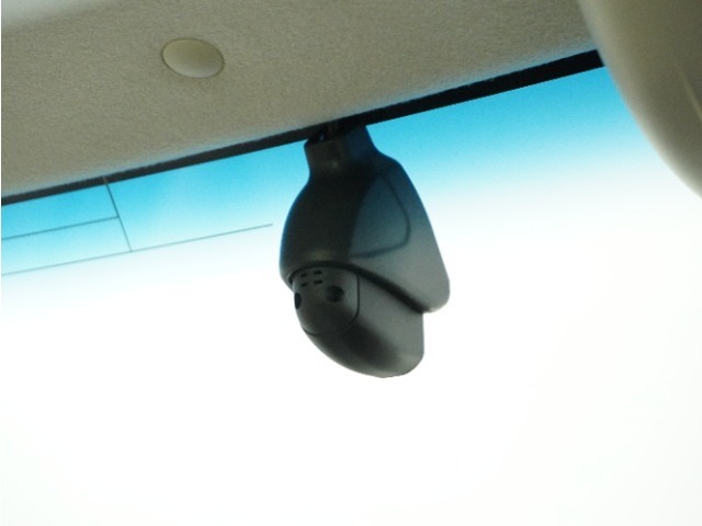 ◆ドライブレコーダー◆映像・音声などを記録する自動車用の装置です。　もしもの事故の際の記録はもちろん、旅行の際の思い出としてドライブの映像を楽しむことができます。