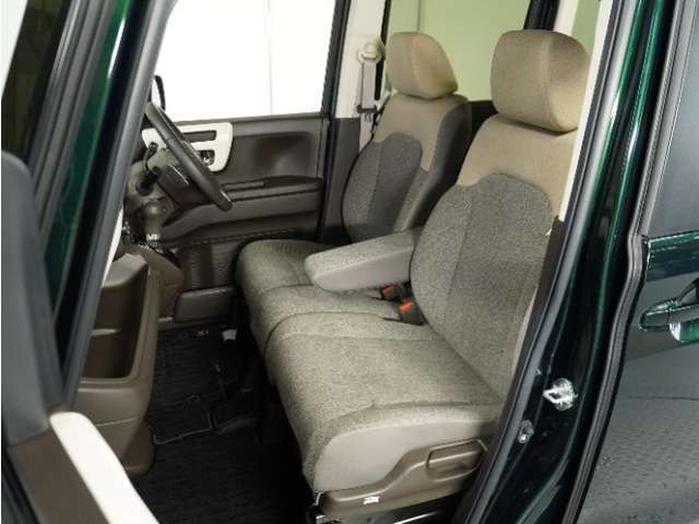 運転席と助手席は足元が繋がっているので自由に行き来しやすいので駐車場が狭いときでも助手席側からスムーズに乗り降りできて便利！