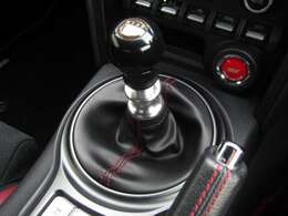 走りの6速マニュアル！軽快な走りが楽しめますね！！　STiシフトノブ！