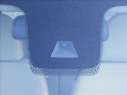 【e-アシスト】ミツビシの安全装備の呼称。フロント上部のミリ波レーダーのカメラにより夜間の認識性も高く、衝突の危険性があると衝突回避または衝突被害軽減をアシストします。