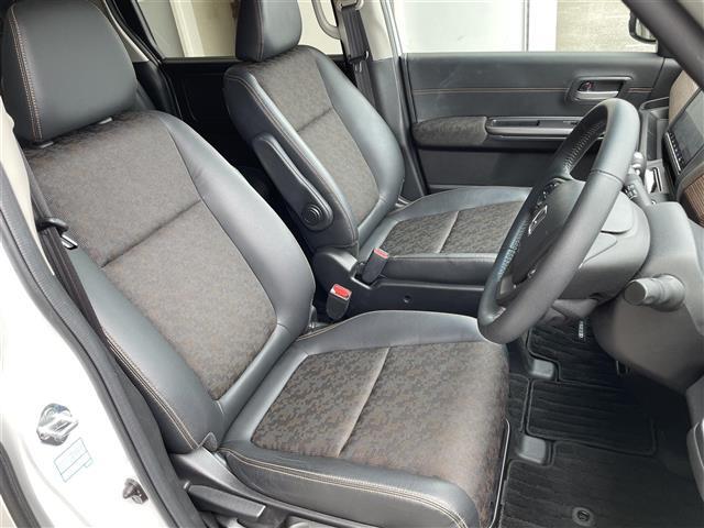 【運転席・助手席】ハーフレザーシートで高級感があります！