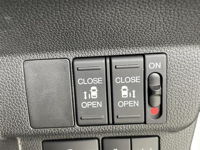 【両側パワースライドドア】両手に荷物を持っていたり、手が空いていないときでもワンタッチで後部座先のドアを開けることができます！