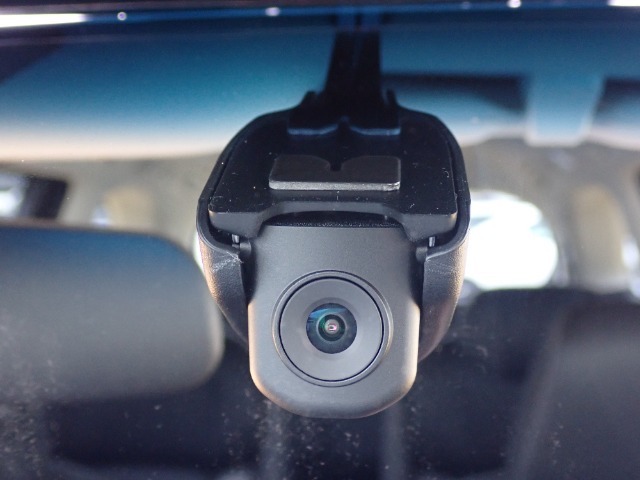 ◆【ドライブレコーダー】映像・音声などを記録する自動車用の装置です。もしもの事故の際の記録はもちろん、旅行の際の思い出としてドライブの映像を楽しむことができます。