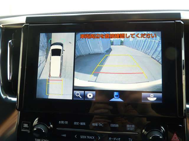 車両を上から見たような映像を表示するパノラミックビューモニター（シースルービュー機能付）。運転席からの目視だけでは見にくい、車両周辺の状況をリアルタイムでしっかり確認できます。