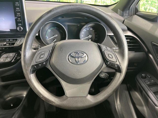 インテリアに合わせたデザインのステアリングは、運転される方のことも考え、運転しやすい形状、大きさです。是非一度、実際に触ってお確かめください。