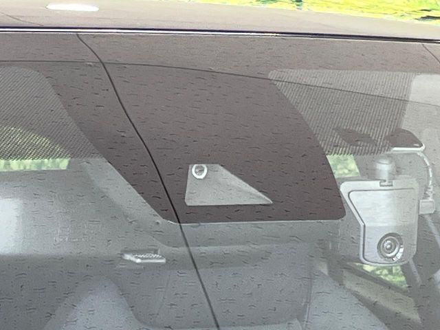 【トヨタセーフティセンス】走行中に前方の車両等を認識し、衝突しそうな時は警報とブレーキで衝突回避と被害軽減をアシスト。より安全にドライブをお楽しみいただけます。