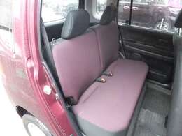 運転席、後部座席シートには目立つ傷や汚れはありません