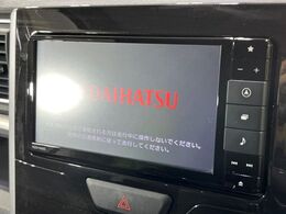 【純正ナビ】人気の純正ナビを装備しております。ナビの使いやすさはもちろん、オーディオ機能も充実！キャンプや旅行はもちろん、通勤や買い物など普段のドライブも楽しくなるはず♪