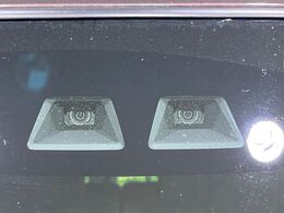 【スマートアシスト】走行中に前方の車両等を認識し、衝突しそうな時は警報とブレーキで衝突回避と被害軽減をアシスト。より安全にドライブをお楽しみいただけます。