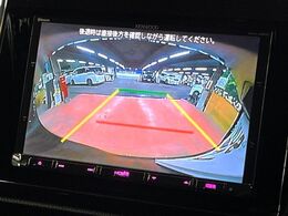【バックカメラ】駐車時に後方がリアルタイム映像で確認できます。大型商業施設や立体駐車場での駐車時や、夜間のバック時に大活躍！運転スキルに関わらず、今や必須となった装備のひとつです！