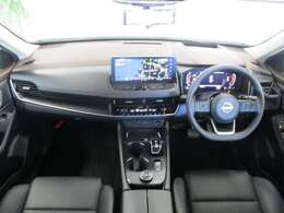 黒を基調とした車内空間。おちついた雰囲気です。12.3インチナビが大きく見やすい！