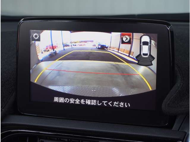 【バックカメラ】駐車が苦手な方でも安心してお乗りいただけます。リバース連動で画面が切り替わるのでとっても便利です。今や後方確認の必須アイテムですよね。
