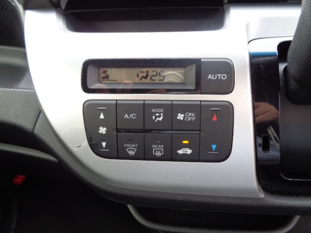 オートエアコンなので車内は快適です！ワンタッチで車内を快適な温度にしてくれます。