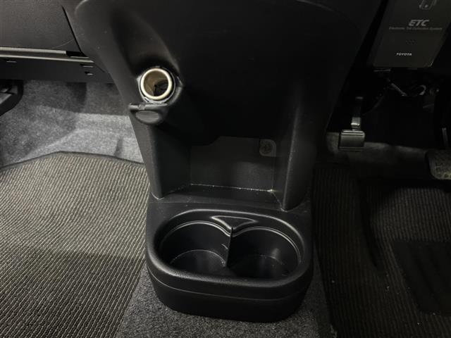 【ドリンクホルダー】ペットボトルやタンブラーなど、飲み物の置き場所に困ることなく、スマートにドリンクが収納可能。