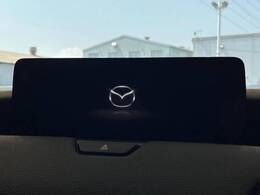 【10.25インチマツダコネクト】車内の雰囲気にマッチした大型ディスプレイ。スマホ接続でのナビ使用やBluetooth再生等、様々な機能が楽しめます。直感的なダイヤル操作が可能で、使い勝手も良好です。