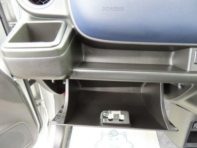 車検証入れ等の保管に便利なグローブボックス。