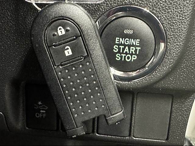 【スマートキー・プッシュスタート】キーを身につけている状態であれば、ドアに付いているスイッチを押すだけで、ドアロックの開閉ができる機能。エンジン始動も便利ですね♪