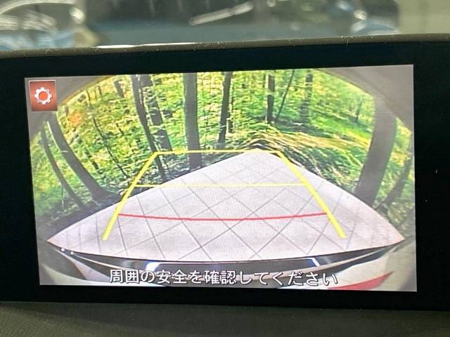 【バックカメラ】駐車時に後方がリアルタイム映像で確認できます。大型商業施設や立体駐車場での駐車時や、夜間のバック時に大活躍！運転スキルに関わらず、今や必須となった装備のひとつです！