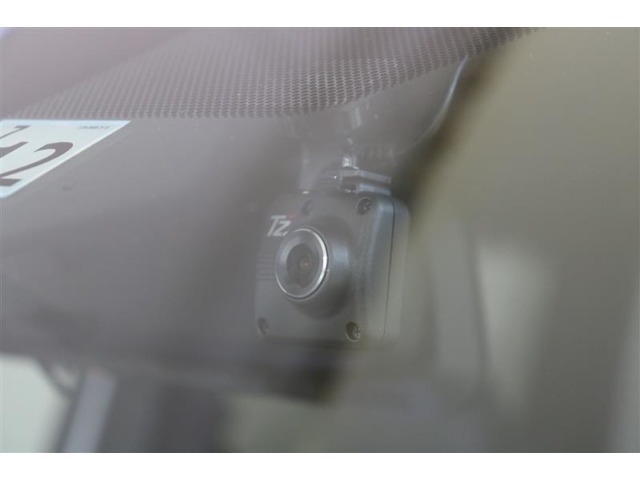 電子インナーミラー型ドラレコ（前後方カメラ）搭載です。前方・後方の2つのカメラで同時録画。後席に座られる方などで後方が見えにくい場合でも映像表示で視界を確保してくれます。