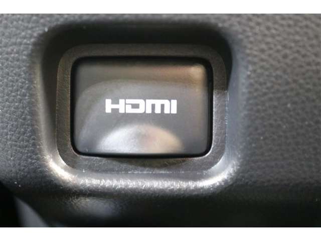 音声と映像が1本のケーブルで伝送できる便利なHDMIを装備しています。iPhoneやスマートフォンの画面と全く同じ画面がカーナビの画面に表示されるので、地図アプリや動画などのミラーリングが可能です。