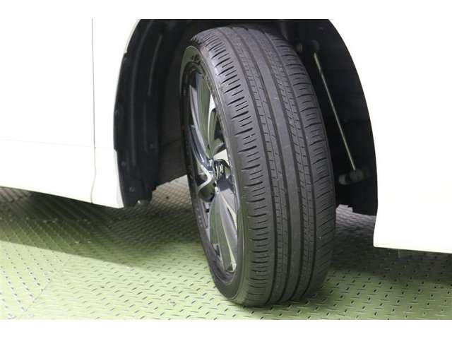 タイヤサイズ　205/55R17。スタイリッシュなデザインの純正アルミホイールを装着しています。