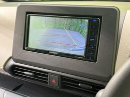 【バックカメラ】駐車時に後方がリアルタイム映像で確認できます。大型商業施設や立体駐車場での駐車時や、夜間のバック時に大活躍！運転スキルに関わらず、今や必須となった装備のひとつです！
