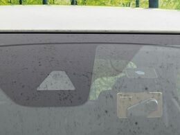 【エマージェンシーブレーキ】走行中に前方の車両等を認識し、衝突しそうな時は警報とブレーキで衝突回避と被害軽減をアシスト。より安全にドライブをお楽しみいただけます。